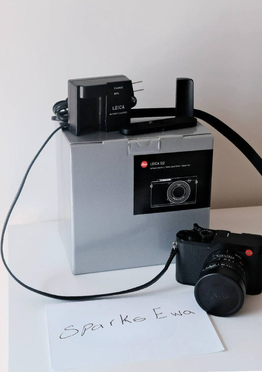 Leica Q2 with Grip and original box