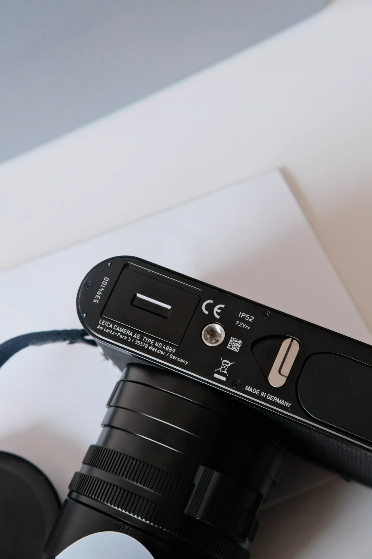 Leica Q2 with Grip and original box